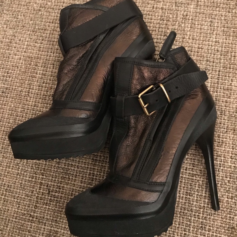 BURBERRY Brown, black ankle boots, faux fur lining. #burberry #apres #ski